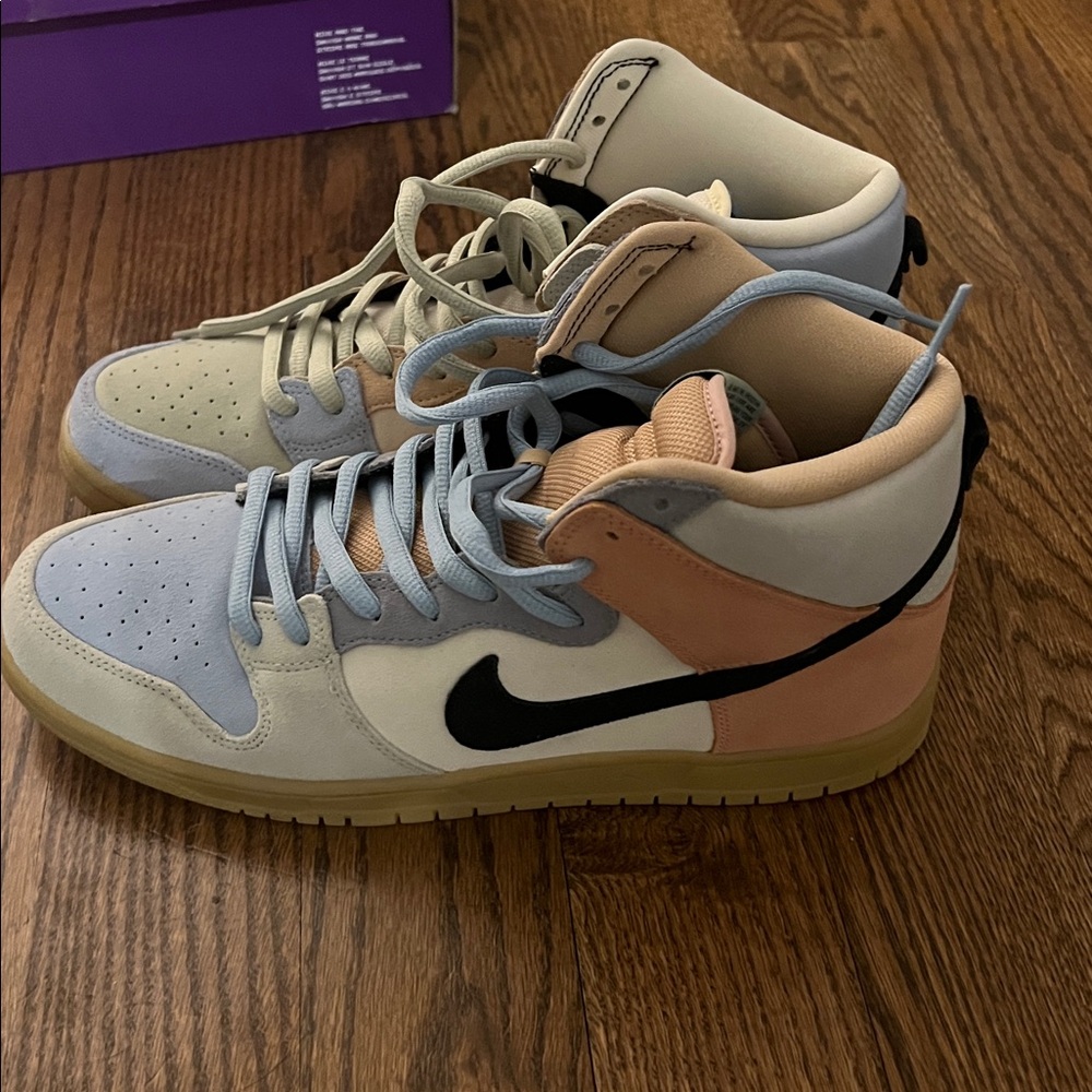 Nike SB Dunks in Spectrum - Picture 3 of 4